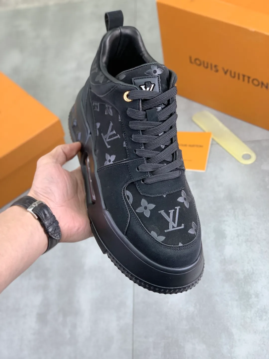 Men's men's shoes 💰P440 new style 💶【LOUIS VUITTON) new high top🍀LV Louis Vuitton *—— LV classic high top trendy shoes! Made of imported original soft calfskin, water-dyed pigskin lining. Original wear-resistant rubber outsole! High quality products! Code number: 38-44 Color: 2️⃣colors available